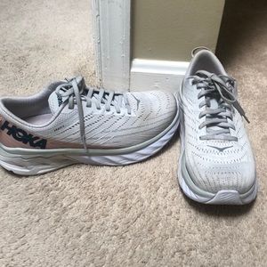 HOKA one one | Arahi 4 | Light Gray/Cream